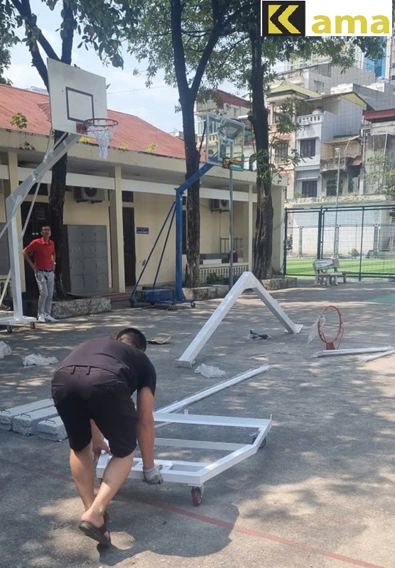 Đội ngũ KAMA lắp ráp và hoàn thiện trụ bóng rổ di động KM829 tại công trình